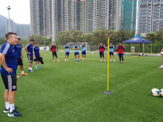 東方龍獅教練李志堅（左）指球隊會循序漸進提升狀態。相片由東方提供