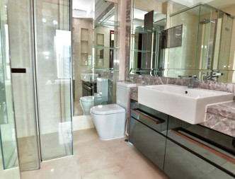 浴室内部以玻璃及镜面布置。