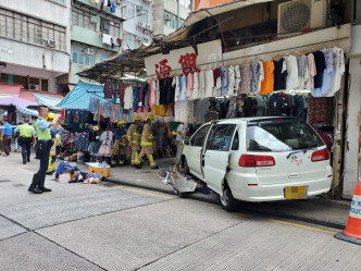 七人车直撞向行人路上的一个服装店。梁国峰摄