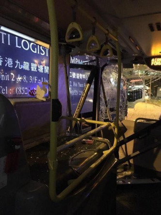 巴士車頭嚴重損毀。圖:車長群組。
