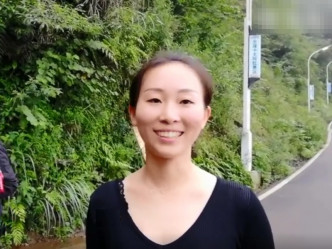 该名女子名叫万天弟，是重庆万盛奥陶纪公园的后勤人员。　影片截图