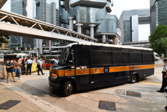 被告岑子杰、梁國雄由囚車押送。