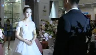 新郎新娘终于到达举行婚礼的酒店。（网图）