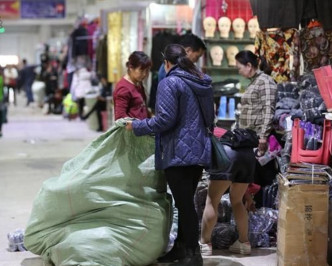 蒙古商人到中國內蒙古二連浩特市，大批購入衣物、水果蔬菜、建築建材等，運回國轉售圖利。網圖