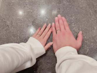板野友美和高橋奎二亦騷出結婚戒指。