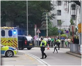 警員到場調查左為肇事客貨車。圖：Lau Chi Lun‎香港突發事故報料區