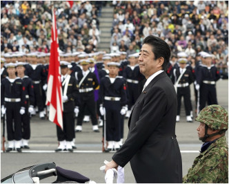 安倍晉三檢閱自衛隊。AP