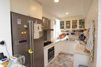 厨房备有U形工作台面及多组厨柜。