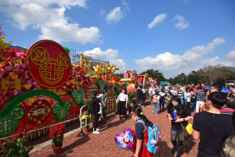 新春花车驶至林村许愿广场，展出至本月19日。