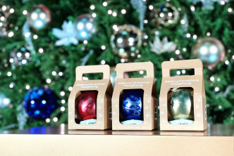 活动的圣诞挂饰，备有蓝、金、红三种颜色。马会图片