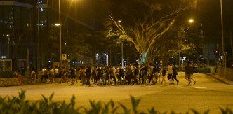 紅磡海韻軒外有人群聚集與警員對峙