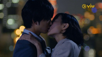 「令和版」《东京爱的故事》中，伊藤健太郎和石桥静河上演激吻一幕。