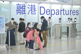 衞生署为机场工作人员进行病毒检测。资料图片