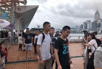 士兵们藉今天放假一天可以上岸，到香港各处去看看。