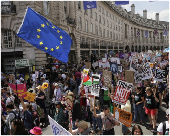 数以十万计的示威者在伦敦市中心参加游行。AP