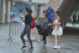 仍有部分人在尖沙嘴海旁附近散步。