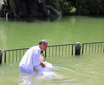 谭永浩在耶稣受浸的约旦河受洗。ig