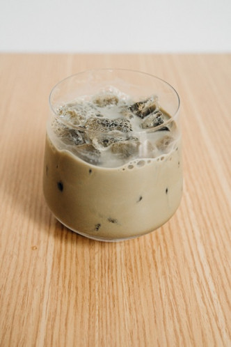 Hojicha Latte  $40(热)/$45(冻) 
采用日本静岗出产的焙茶，茶香浓郁，配燕麦奶冲调。