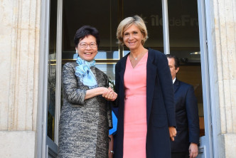 林郑月娥（左）在巴黎与法兰西岛大区主席佩克雷斯会面。