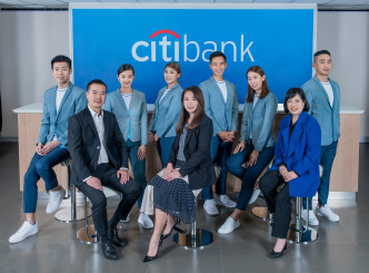 香港花旗银行前线团队下月换新装，新制服以蓝白做主调并以环保物料制成。