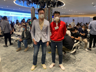 中洲置业杨聪永(右)表示，该盘开售首1小时暂沽100伙。