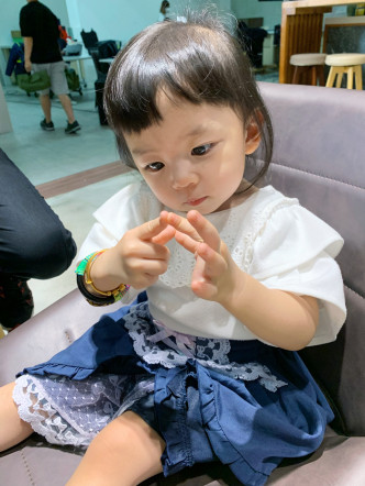 小黃妃今年2歲，都好鍾意玩手指。