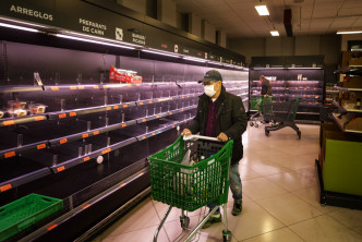 西班牙市民搶購食物。AP