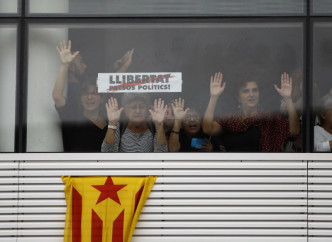 西班牙最高法院對加獨領導者做出裁決後，大批民眾湧入機場抗議判決不公。AP