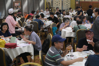 不少市民趁中秋节前后到酒楼与家人食饭做节。