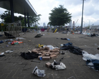 政府總部附近一帶街道遺下如大堆雨傘、口罩等雜物仍未清理好。