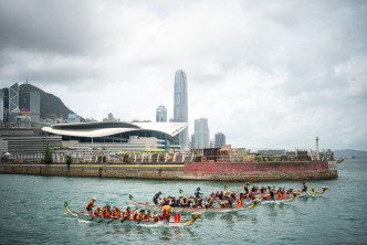 香港游艇会周日于铜锣湾吉列岛旁海滨举办第二届「吉列岛杯龙舟赛」。相片由香港游艇会提供