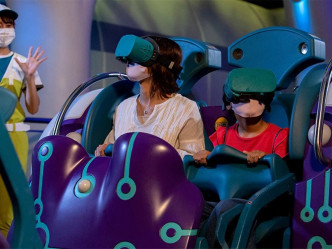 游客可以配戴VR装置坐上过山车，有如置身剧中的「无限列车」。大阪环球影城图片
