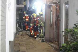村屋倒塌导致一名老妇受伤。