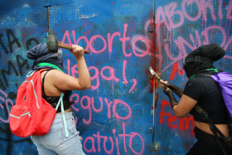 示威者以塗鴉表達反對墮胎的決心。美聯社圖片