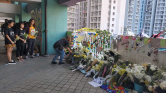 市民到现场献花悼念死者。