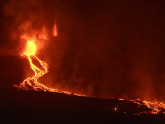 西班牙加那利群岛拉帕尔马岛的火山持续爆发。 （美联社）