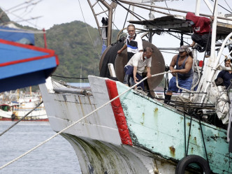 在基隆渔船纷泊回避风港内。AP