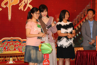 蘇青與觀眾合照。