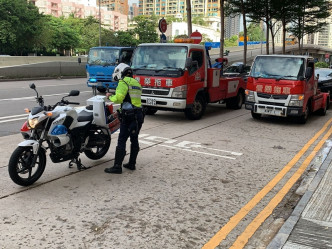 警方即時拖走8輛造成嚴重阻塞的違例停泊車輛。警方圖片