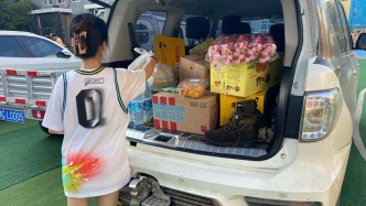 郭欣開着裝滿一車救援物資的越野車到了新鄉。