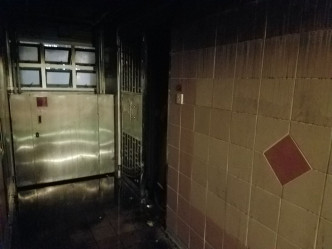 火警單位大門走廊被濃煙熏黑