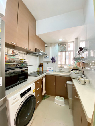 廚房設U形工作枱，下廚備餐及置物空間充裕。