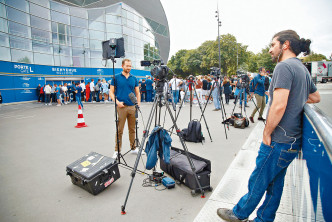 大批传媒在PSG王子公园球场外，准备采访美斯。