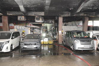 美孚一间小食店起火，波及五间店铺及一辆私家车。