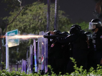 警方發射橡膠子彈驅散示威者。AP