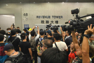 示威者佔據稅務大樓大堂阻礙市民及職員進出。