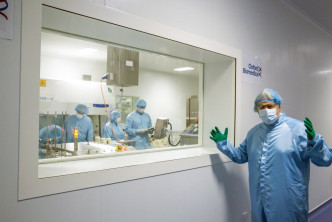 約翰遜視察牛津疫苗的實驗室。AP圖片