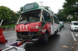 警方安排拖走小巴。