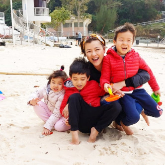 為了「避炎」，陳茵媺早前帶3名子女到勁少人的沙灘玩。