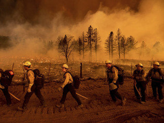 中南部的山火正威脅著加州的輸電網。AP